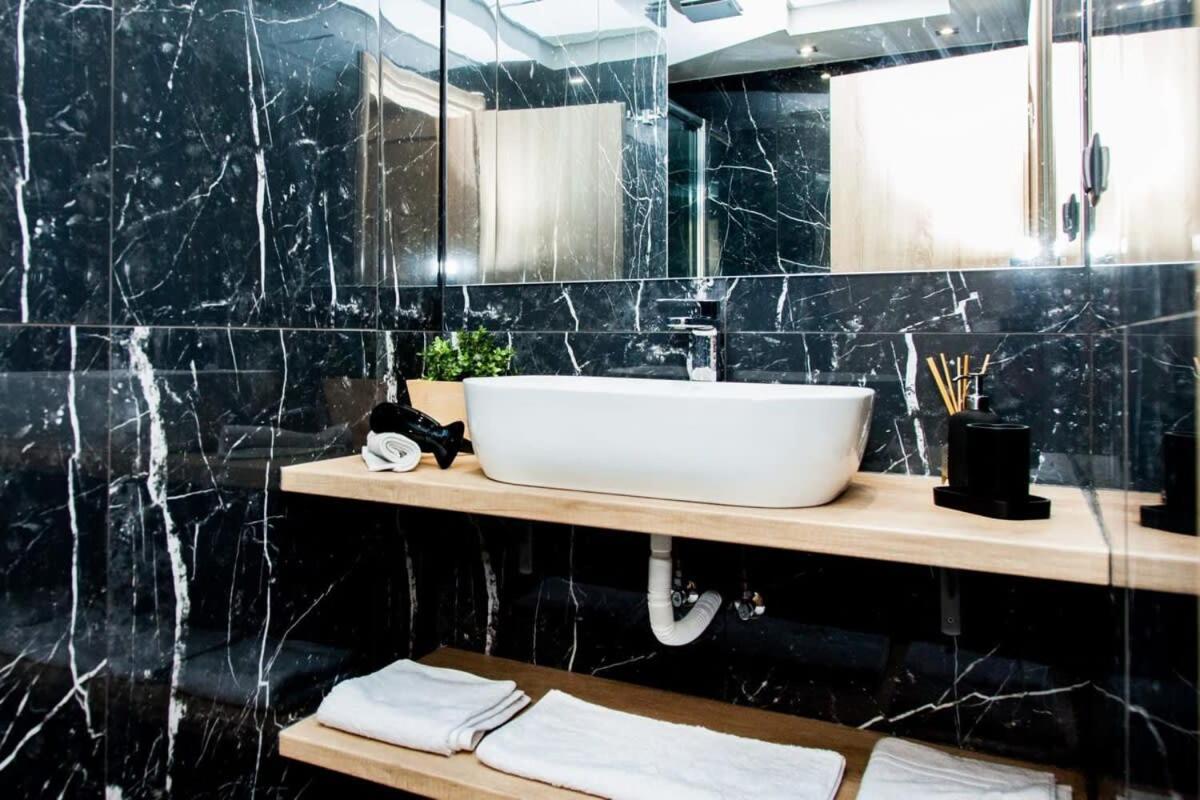 Contemporary And Chic Apartment In Central Atena Exterior foto