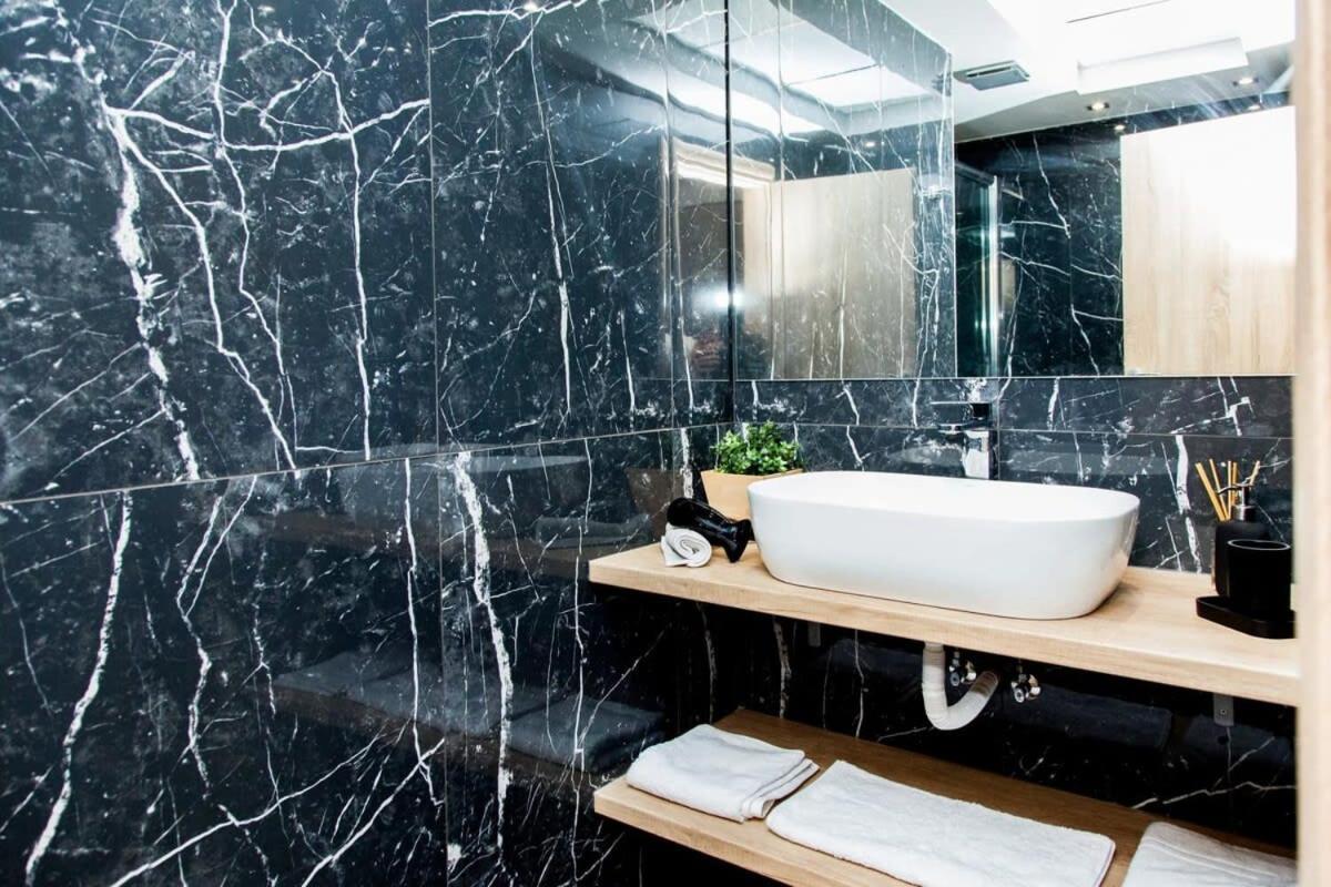 Contemporary And Chic Apartment In Central Atena Exterior foto